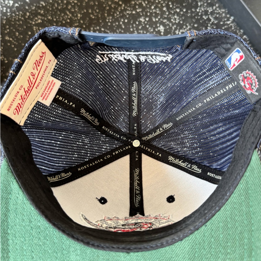 Toronto Raptors Throwback Logo Denim Snapback - Picture 3 of 3